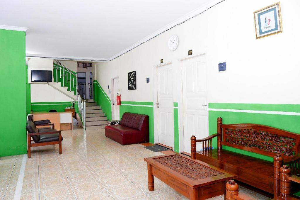 Oyo 338 Guest House Omah Manahan Syariah Surakarta  Exterior photo